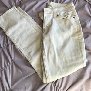 Levi’s Curvy Skinny Leg White jeans